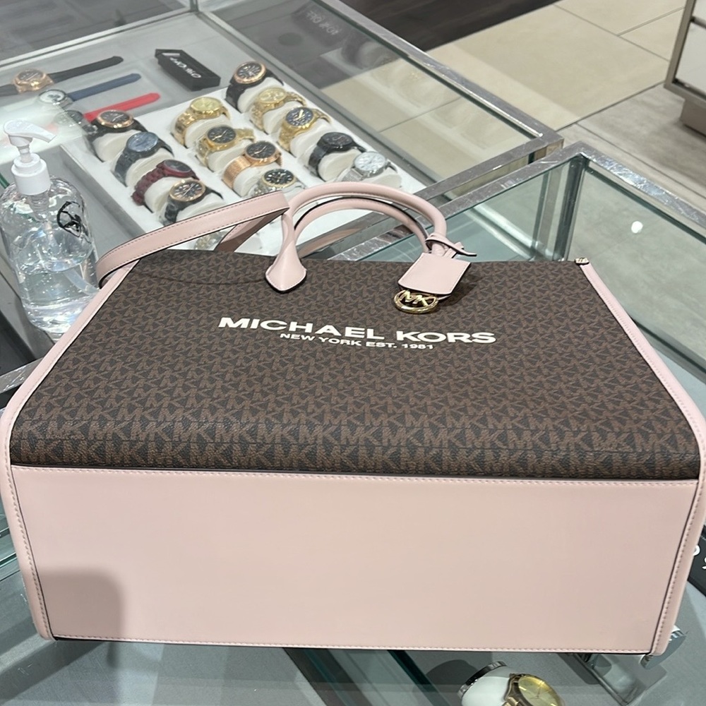 MICHAEL KORS Mirella Large Logo Tote Bag Powder Blush Signature
NWT - Picture 7 of 16
